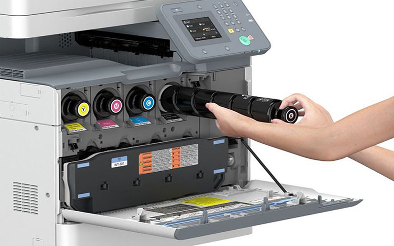 kiểm tra hộp mực trước khi lắp mực mới là cách sử dụng mực photocopy đúng cách